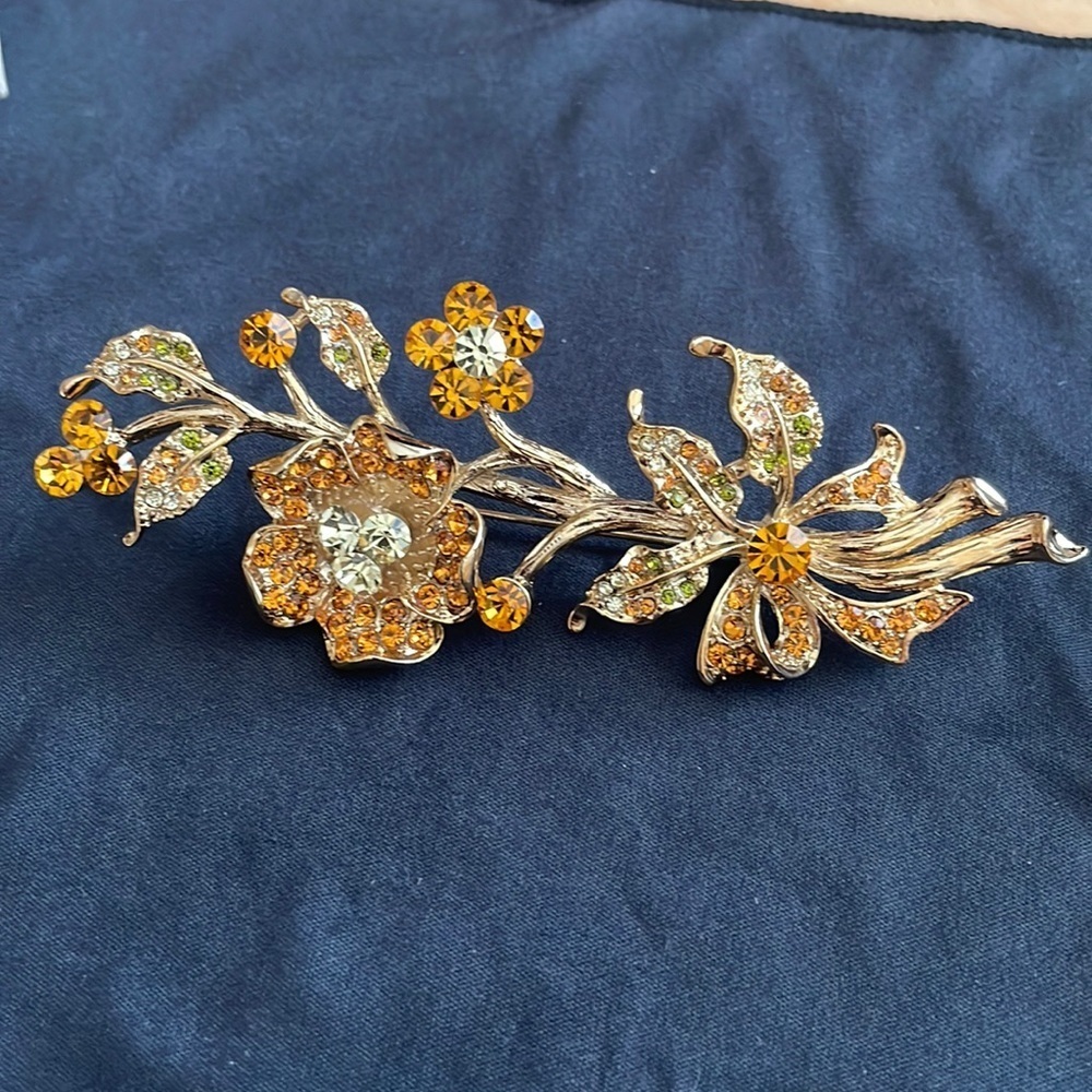 Vintage 1950 Amber flowers brooch large is magnificent